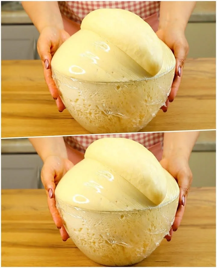 Aluat dospit pufos și moale, pregătit pentru preparate delicioase.