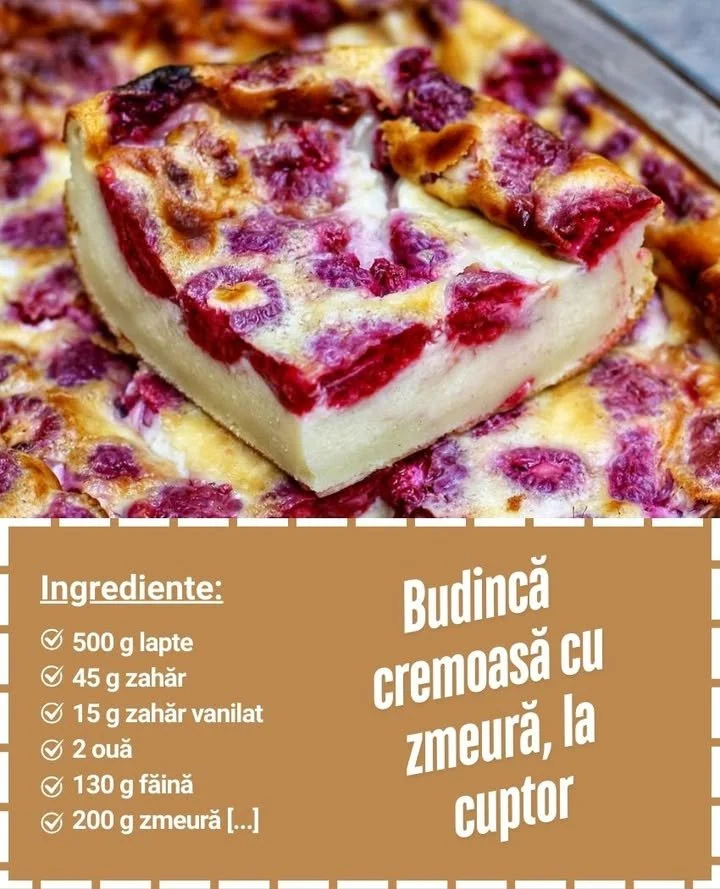 Budincă la cuptor cu zmeură servită pe o farfurie albă