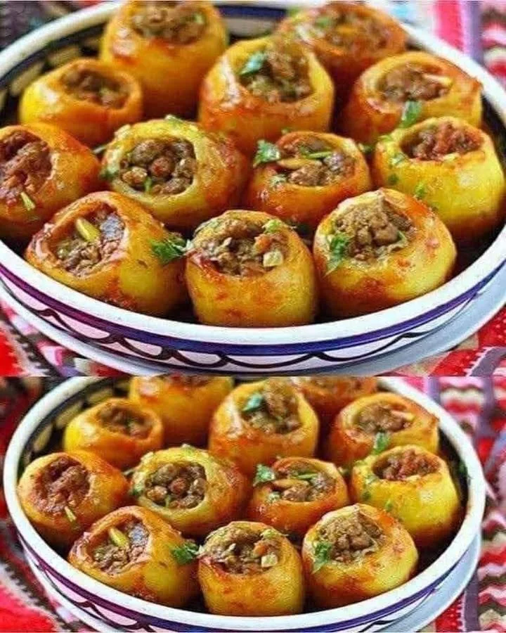 Cartofi umpluți suculenți, preparați cu ingrediente delicioase și aromate.