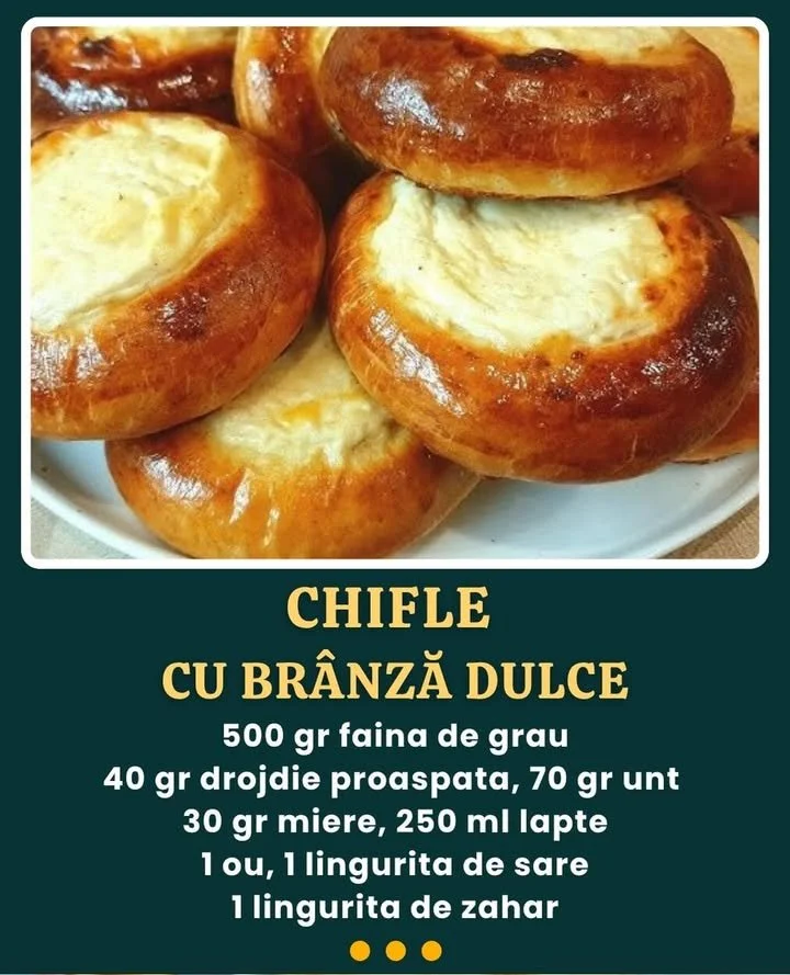 Chifle cu brânză dulce Chifle cu brânză dulce proaspete și aurii, servite pe o farfurie.