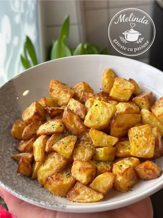 Crispy Potatoes in Air Fryer or Oven Cartofi crocanți preparați în aer fryer sau cuptor