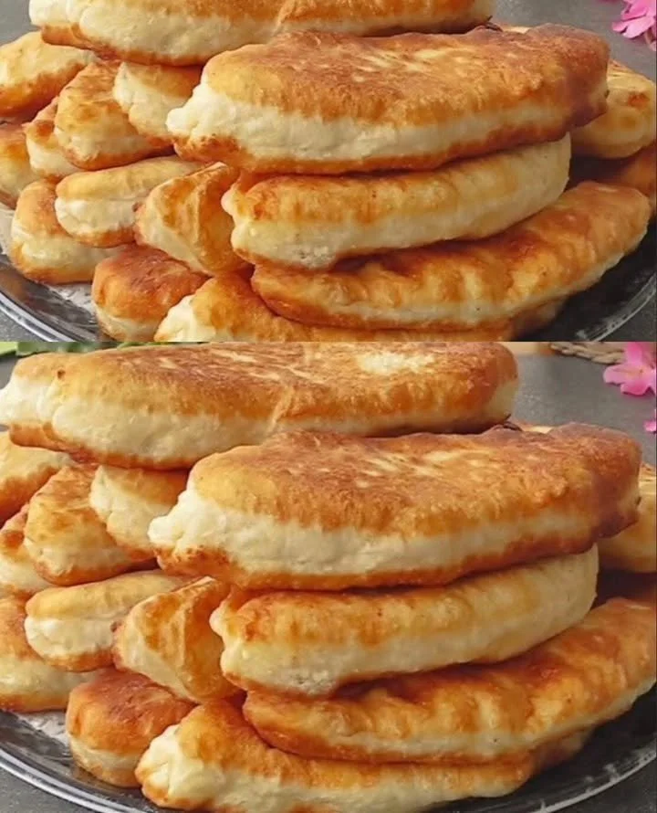Fluffy donuts with cheese Gogoși pufoase cu brânză delicioasă pe o farfurie
