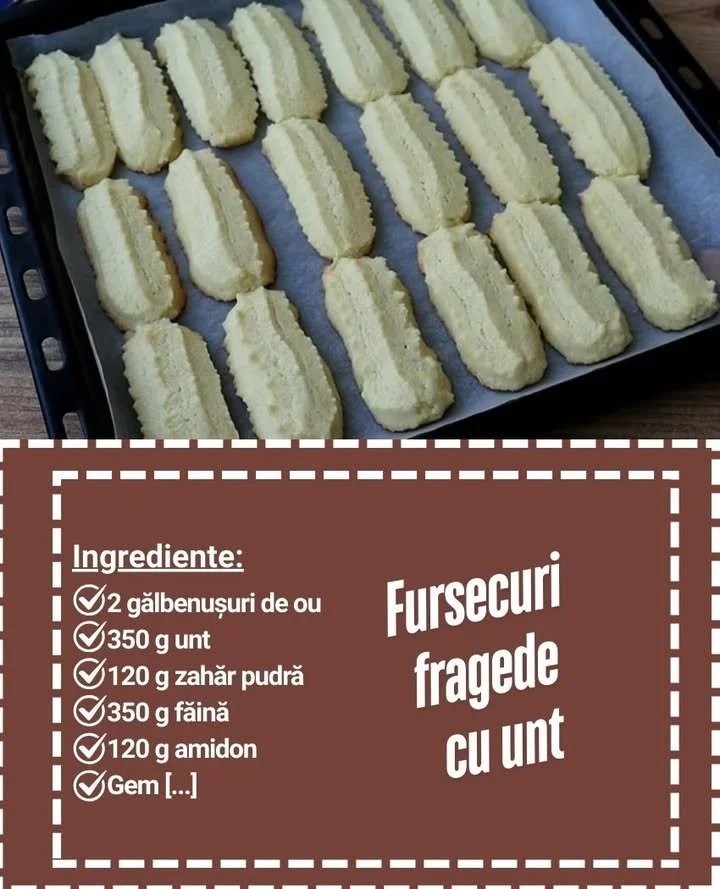 Fursecuri de casă cu unt proaspăt coapte, servite pe o farfurie albă.
