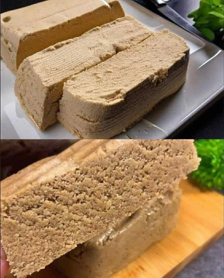 Halva tradițională servită pe o farfurie albă, decorată cu nuci și miere.