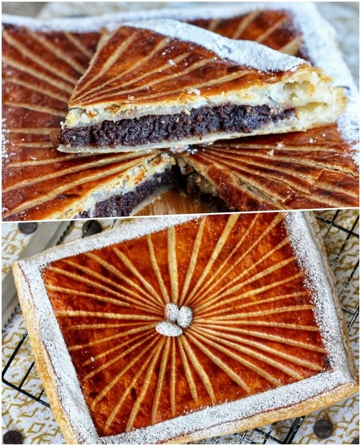 Plăcintă franțuzească din foietaj cu ciocolată și migdale, servită pe un platou elegant.