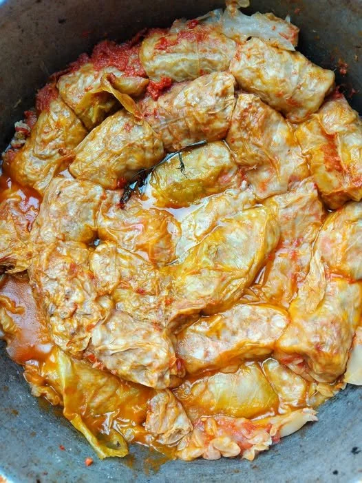 Sarmale tradiționale românești umplute cu carne și orez