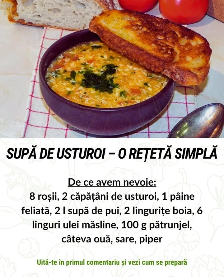 Supă de usturoi Bol cu supă de usturoi aromată și gustoasă, servită cu crutoane