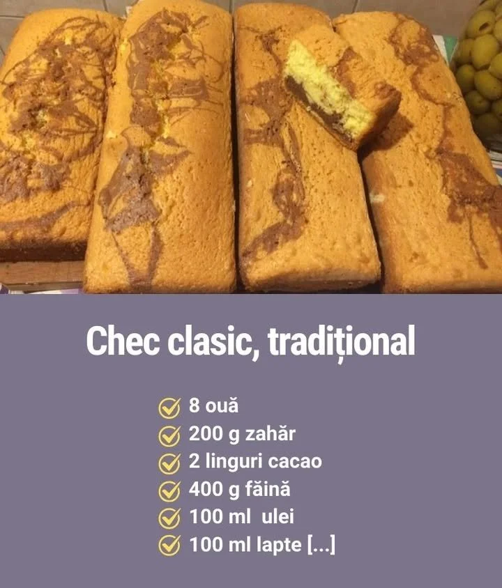 Prăjitură clasică, fină și pufoasă servită pe un platou elegant.